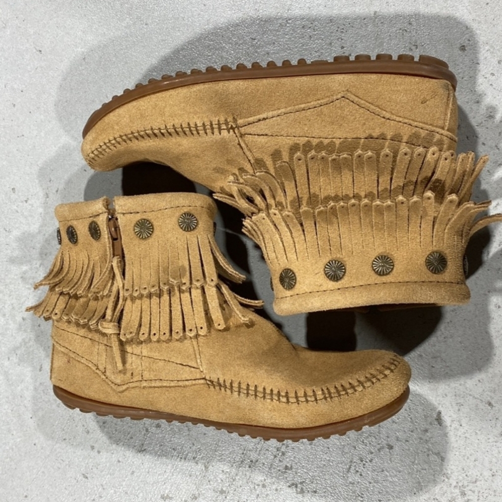 Minnetonka Leather Moccasins 8 Suede Tan Fringe Conchos